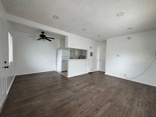 Foto del edificio - 235 &amp; 237 W. Tujunga Ave.