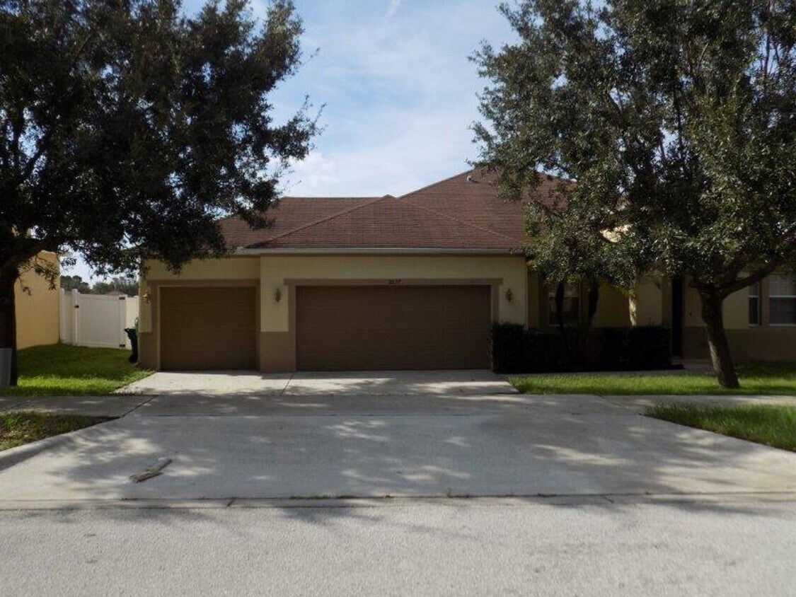 Foto principal - BEAUTIFUL 3 BEDROOM, 2 BATH, 3 CAR GARAGE ...