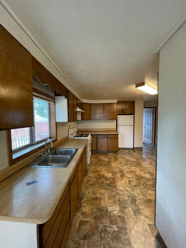 Building Photo - Nice 4 bedroom, 2.5 bath home featuring 1,...