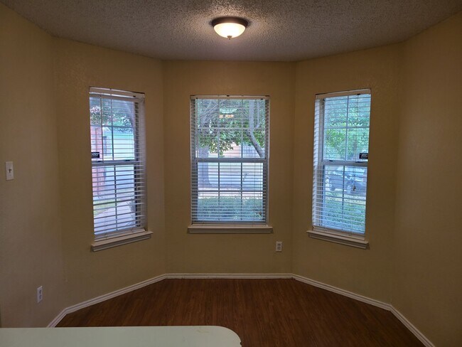 Building Photo - 1st MONTH FREE IF LEASED BY 3-15-24. Nice ...