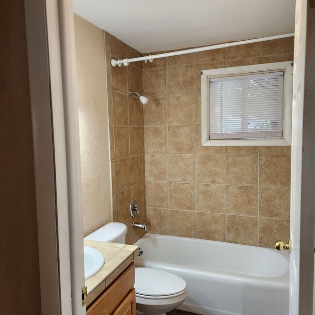 Building Photo - 4 Bed | 2 Bath House in the lower Rattlesnake