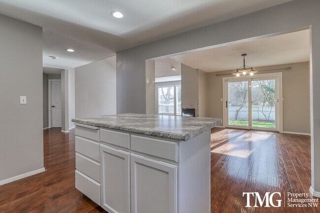 Building Photo - Modern Style 3 Bed 2.5 Bath Home with Larg...