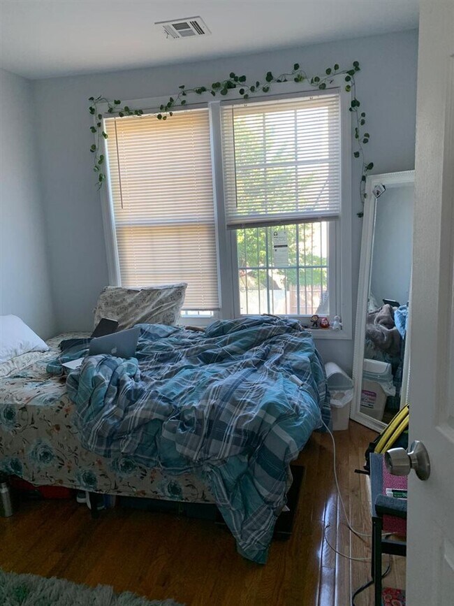 Foto del edificio - 240 1/2 South St