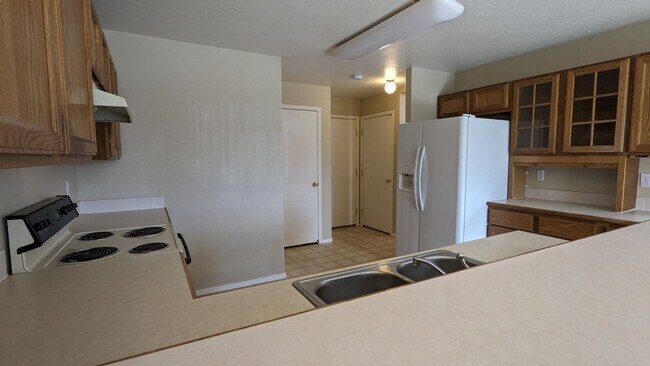 Building Photo - Large 4 Bed 3.5 Bath in Stetson Hills