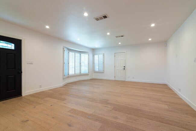 Building Photo - 2758 S Westgate Ave