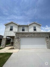 Building Photo - 1601 White Oak Dr