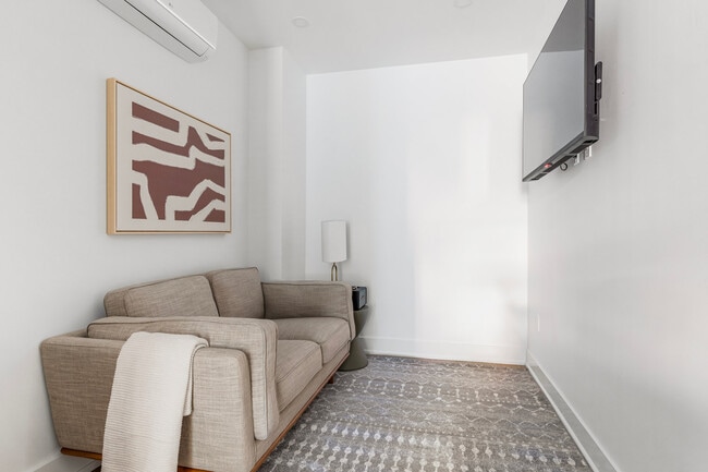 Building Photo - 307 W 39th St