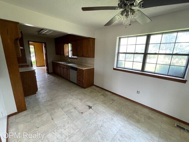Building Photo - 3 br, 2 bath House - 19391 NE 63rd St.