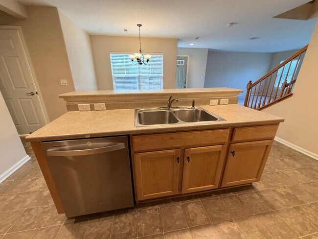 Foto del edificio - Bright Open-Concept Condo with 1-Car Garage in Prime Commuter Location