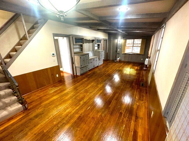 Foto del edificio - 3 bed 1 bath, Month to Month in the middle...