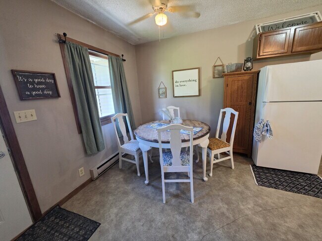 Foto del edificio - 2 Bedroom, 1 Bathroom with Attached Garage & Patio