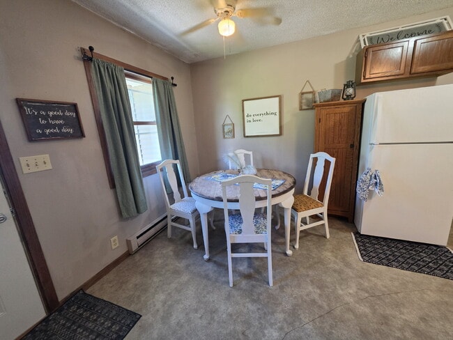 Building Photo - 2 Bedroom, 1 Bathroom with Attached Garage & Patio