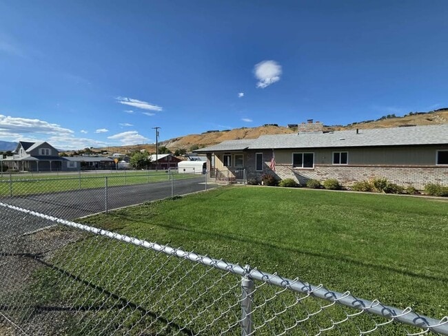 Building Photo - Large 3 Bedroom, 2.5 Bath on Beautiful, HU...