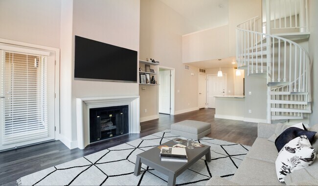 Amplias zonas de estar con balcones y patios espaciosos - The Villas at Park La Brea