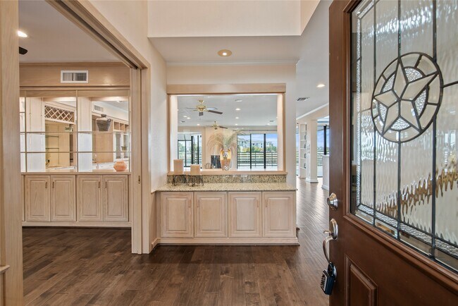 Foto del edificio - 2037 Enterprise Ave