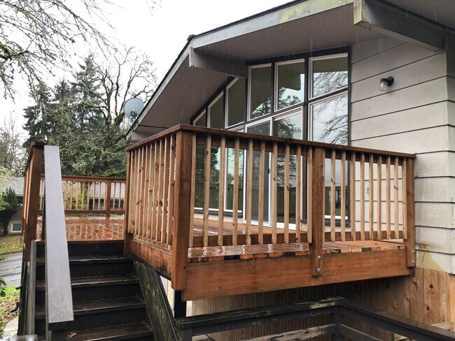Building Photo - Updated 3 bedroom 3 bath house in Eugene!