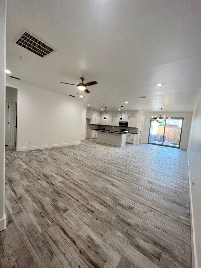 Foto del edificio - 2 Bedroom Home with Easy Access to Slide Road