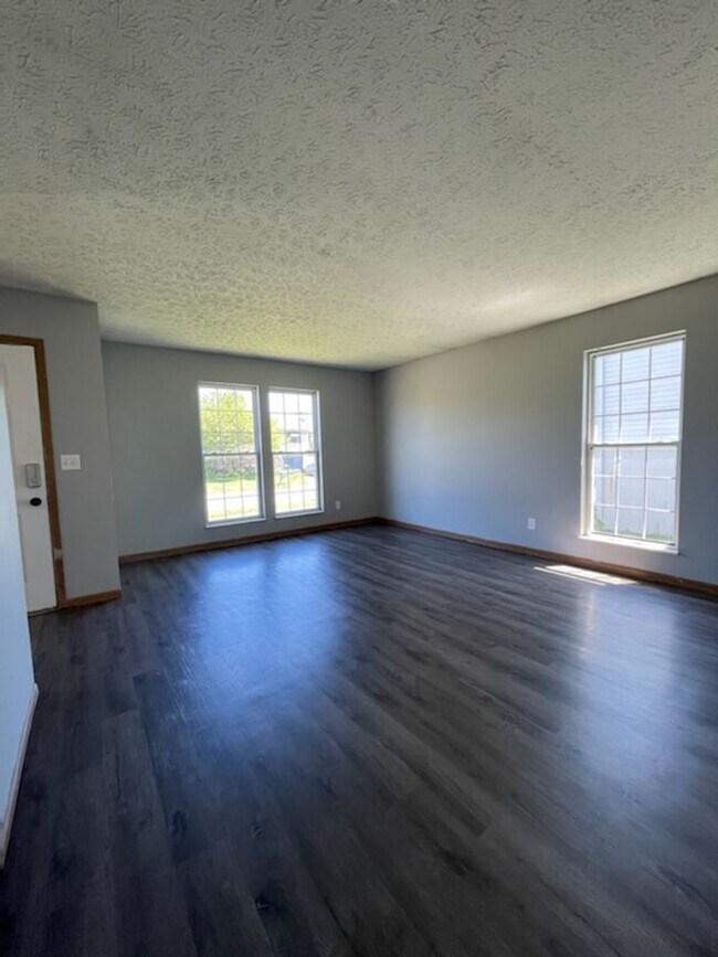 Foto del edificio - Beautiful 3 bed home 2 bath house w/ attac...