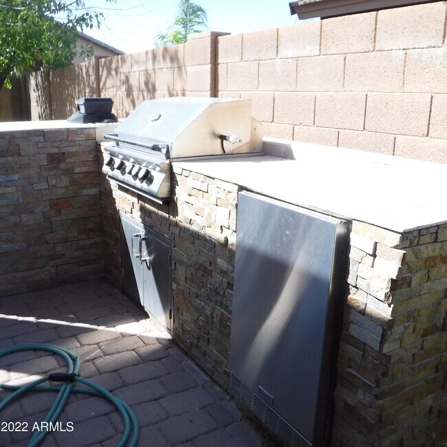 Foto del edificio - 9831 E Rosemary Ln