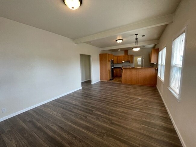 Building Photo - Charming Bungalow in Henderson Center!