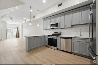 Building Photo - 949 Summit Ave