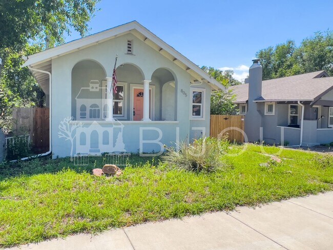 Foto del edificio - Downtown Bungalow with Large backyard