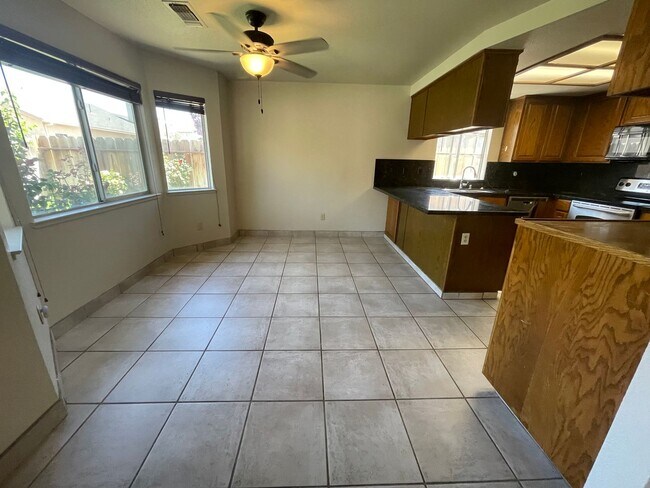 Foto del edificio - Just listed