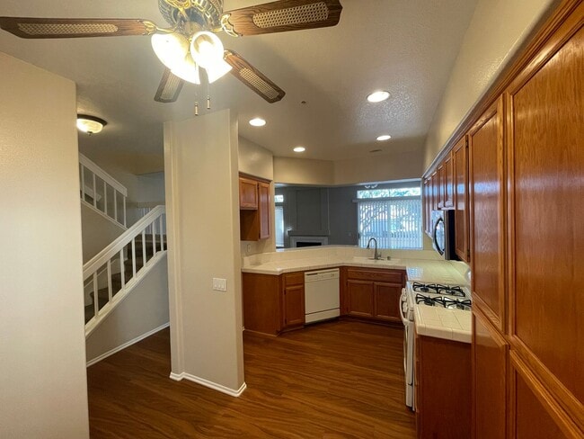 Building Photo - Dual Master Suite Townhome in Rancho Santa...