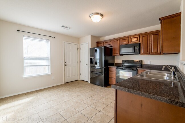 Building Photo - Well-Kept 3 BR home Near Walmart and Schools!