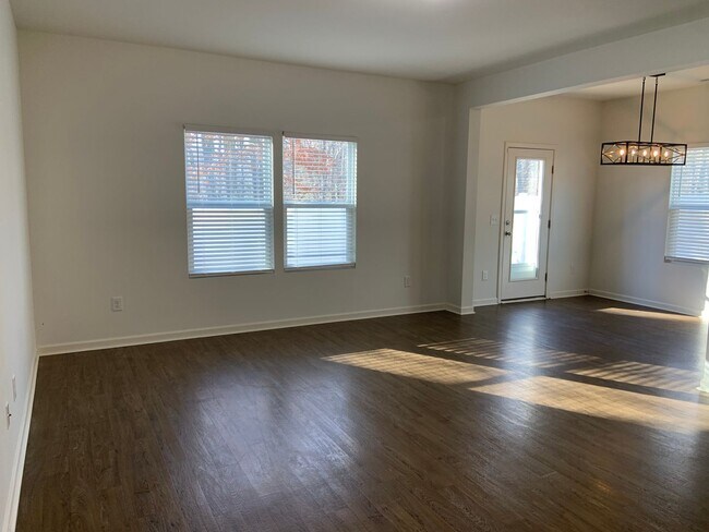 Building Photo - 3 Bedroom Townhome Off Burlington Rd in Mc...