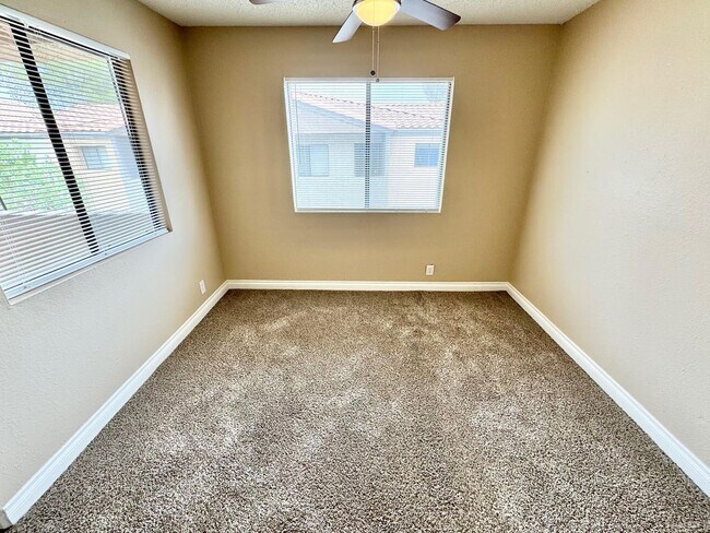 Foto del edificio - THIS SECOND-FLOOR DESERT SHORES CONDO OFFE...