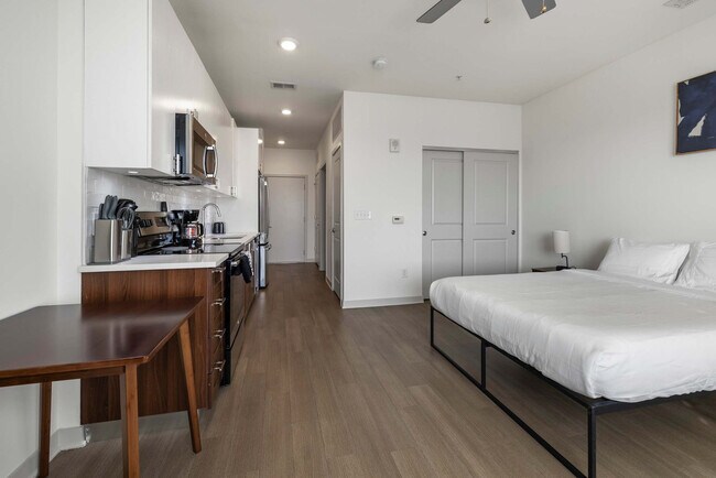 Building Photo - 633 E Main St