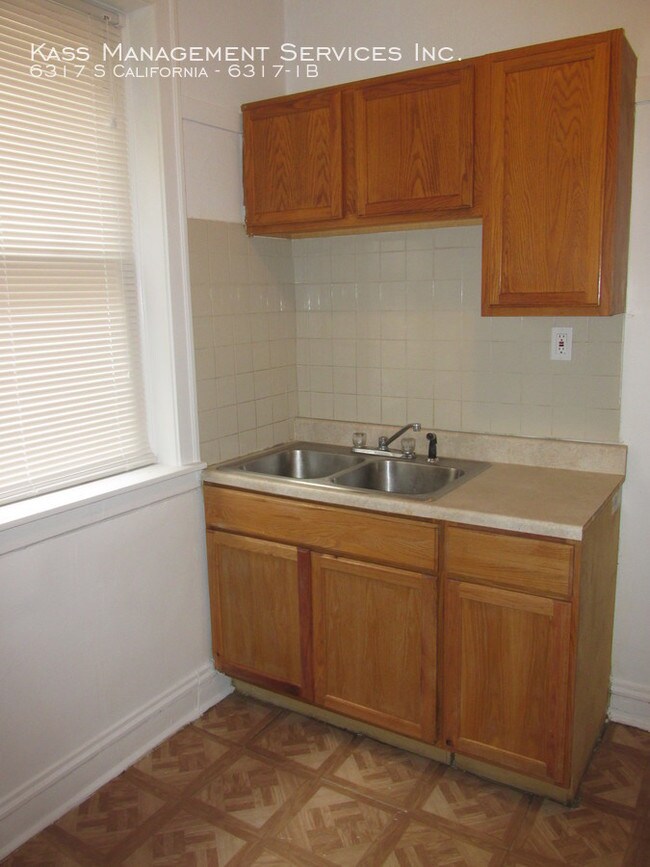 Foto del edificio - Nice 2BR w/Heat! 1st Floor (63rd California)