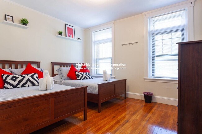 Building Photo - 1253 Beacon St