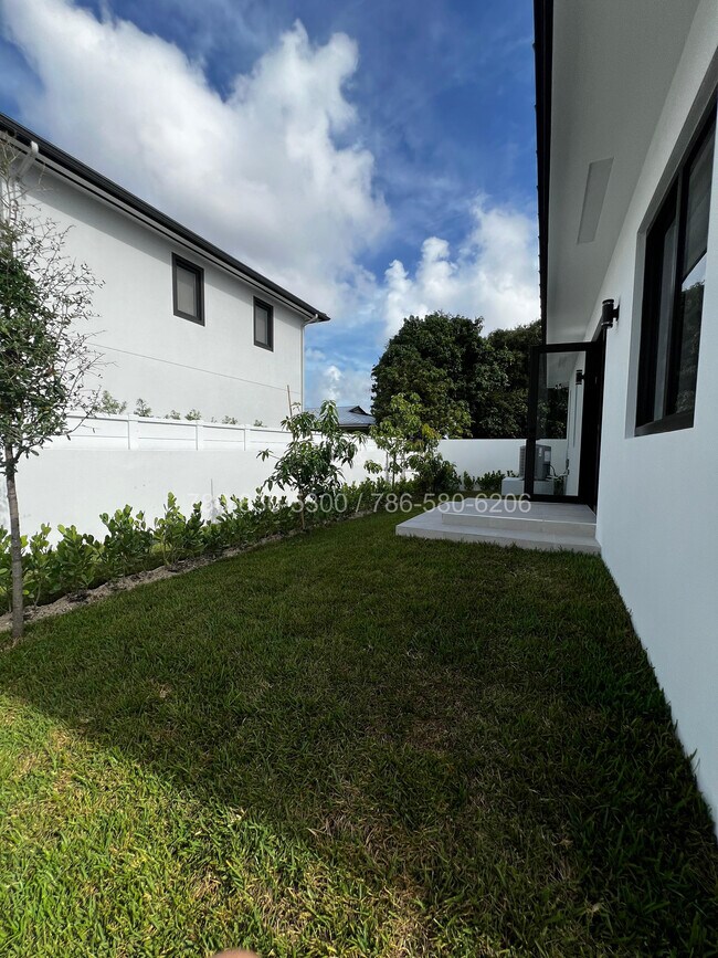 Foto del edificio - 920 SW 71st Ave