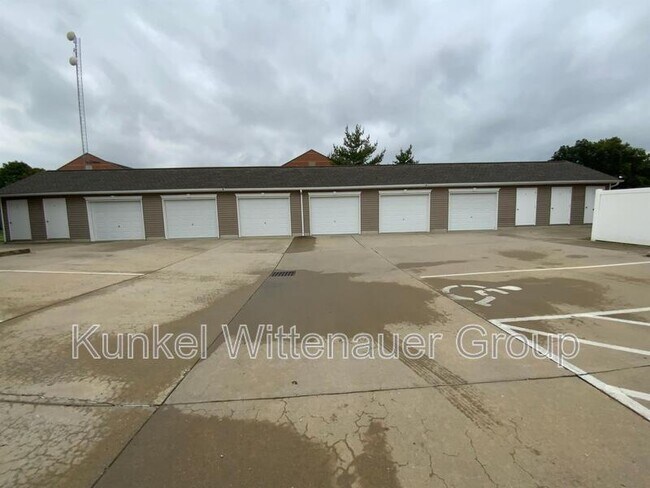 Foto del edificio - 700-704 Fountain View Dr