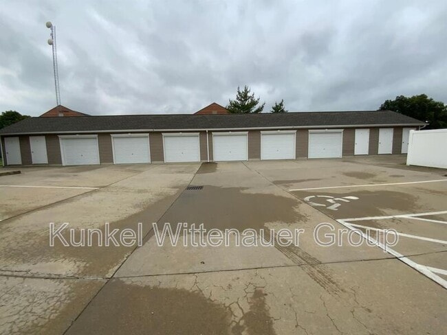 Building Photo - 704 Fountain View Dr