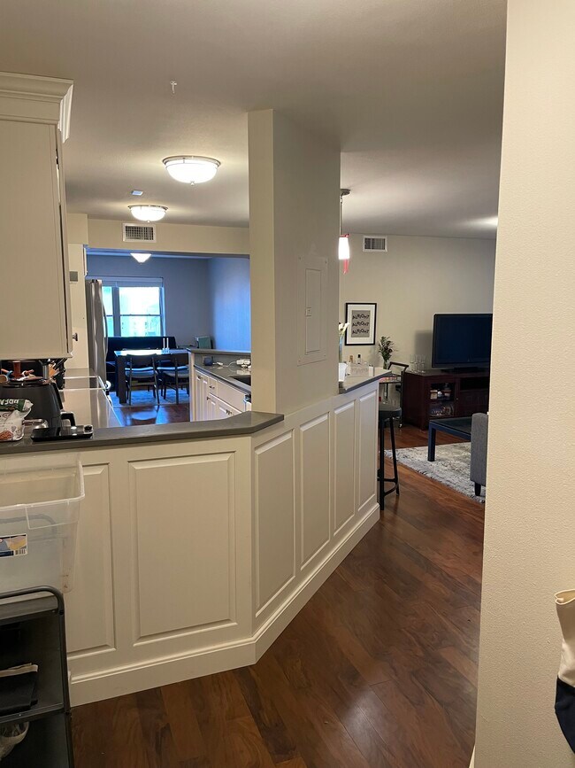 Entrada - 332 S Linn St