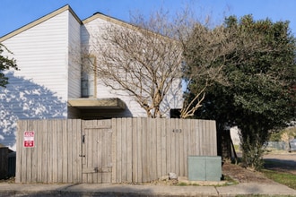 Building Photo - 403 Fox Run Ave