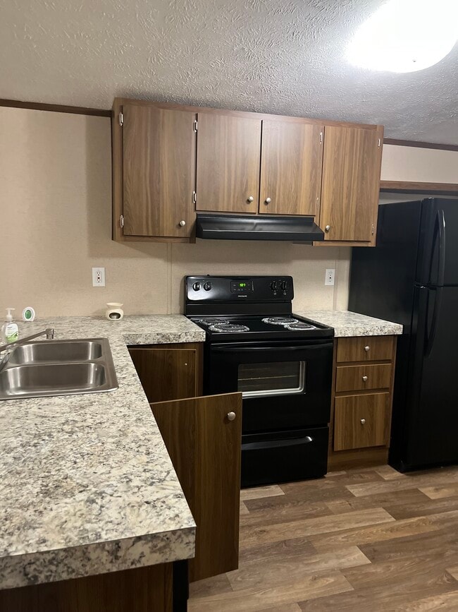 Kitchen - 811 Pointview Ct