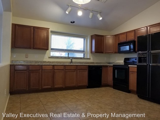 Building Photo - 42447 W Colby Dr