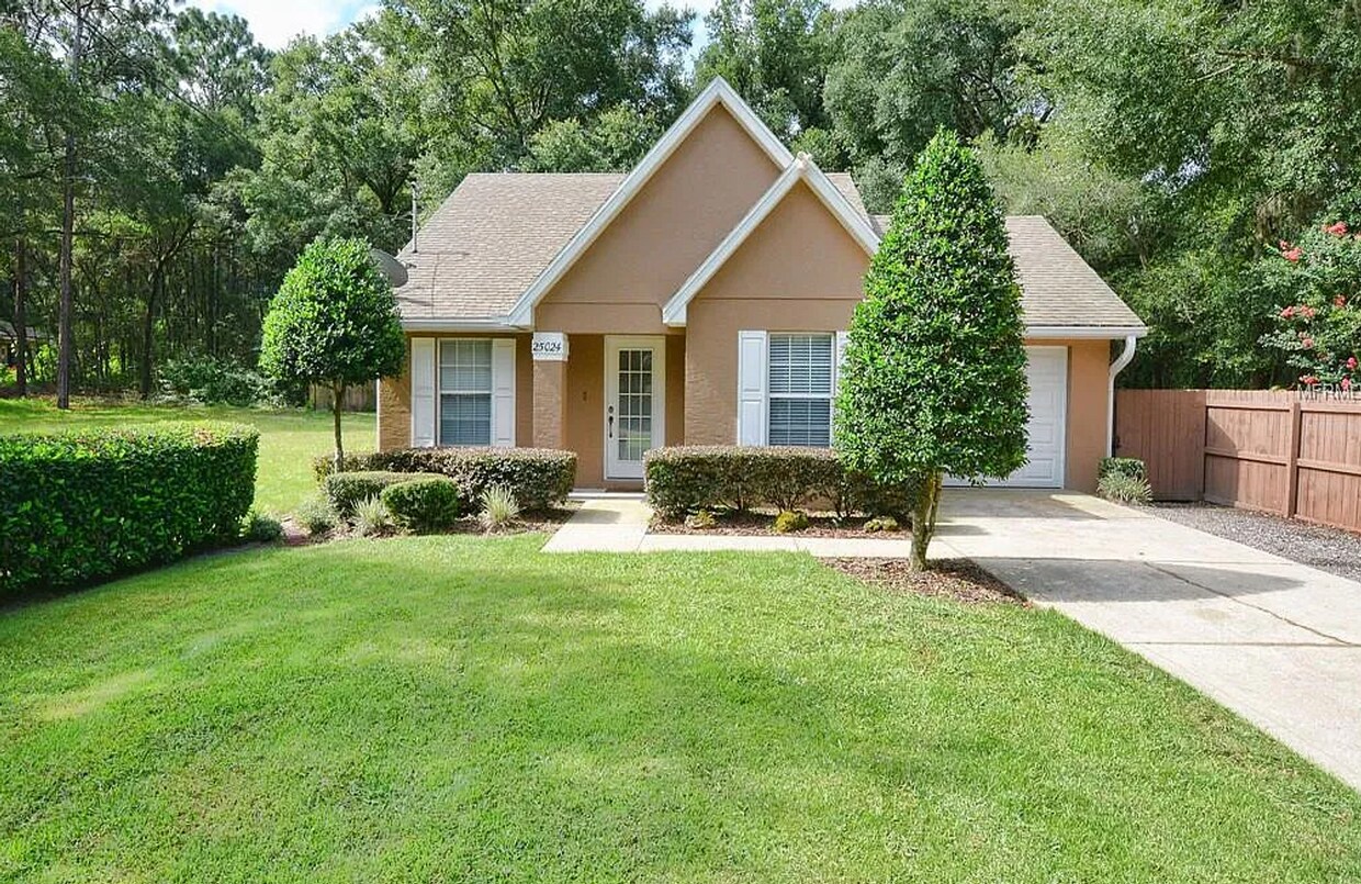 Charming 3/2 with large fenced yard! - Charming 3/2 with large fenced yard!