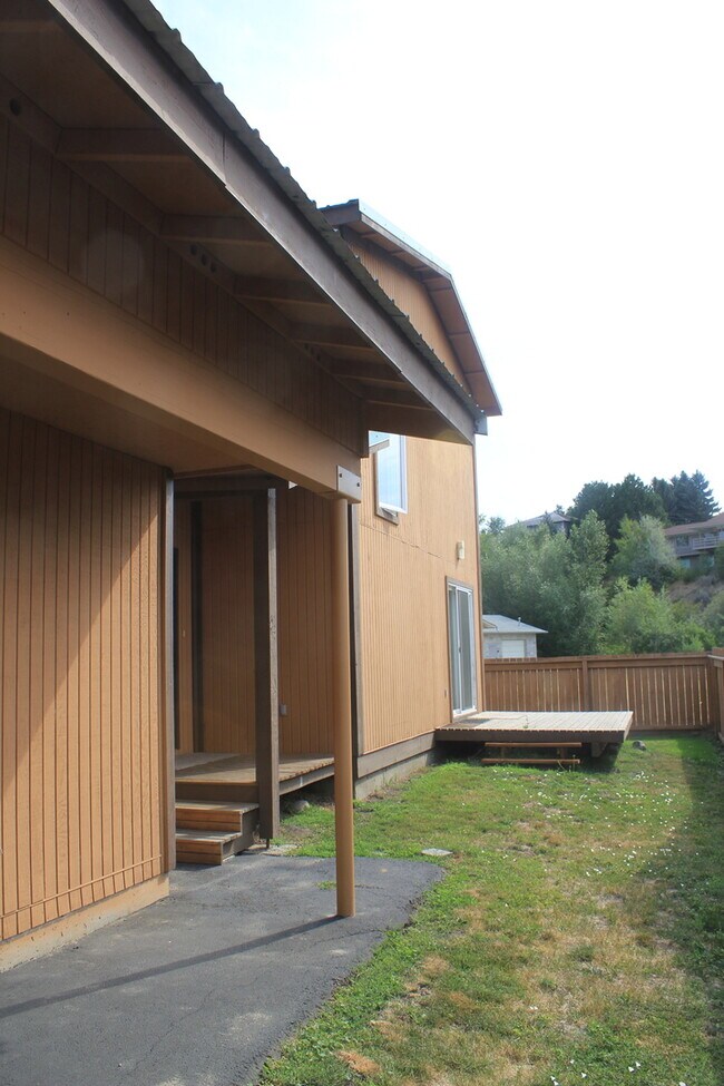 Building Photo - 1304 Brooklane