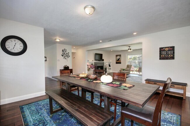 Building Photo - Gorgeous Sierra Oaks 4 Bedroom 3 Bath!