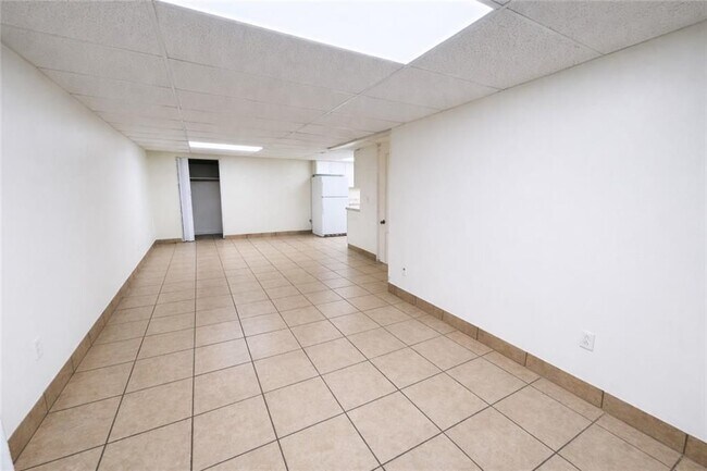 Foto del edificio - 220 Sandy Springs Pl NE