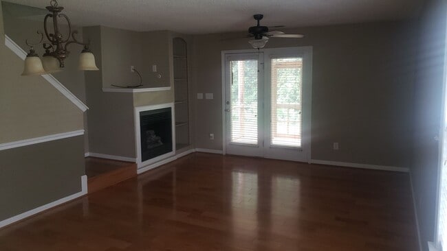Building Photo - Charming 2Br 2.5Ba Townhome with Garage in...