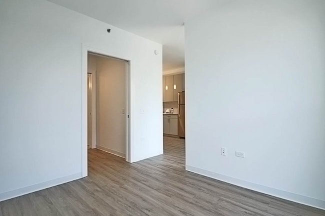 Building Photo - 925 W Van Buren St