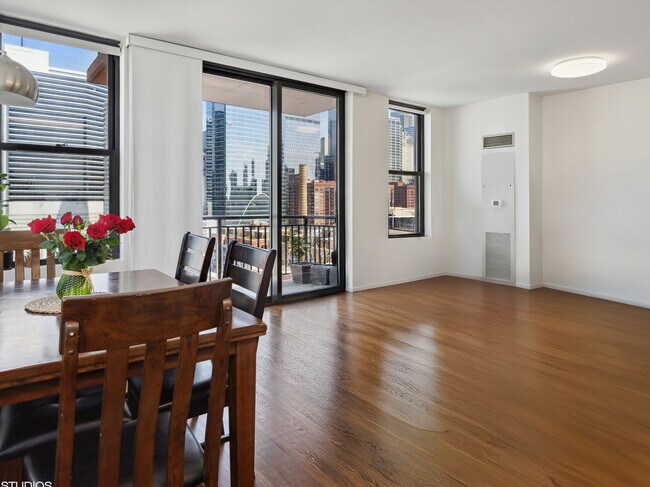 Foto del edificio - 330 N Jefferson St