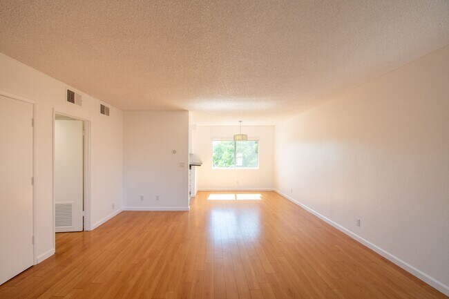 Foto del edificio - 4930 Whitsett Ave