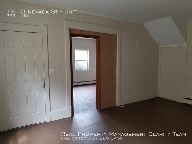 Building Photo - 2 Bed/1 Bath Lower Duplex Unit in East Toledo